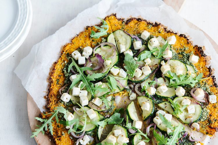 Pizza à la carotte au pesto, courgette et feta