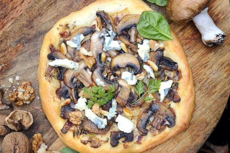 Pizza aux champignons, bleu et noix