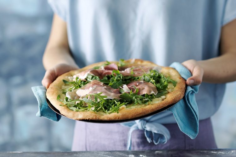 Pizza blanche à la roquette et au Parme