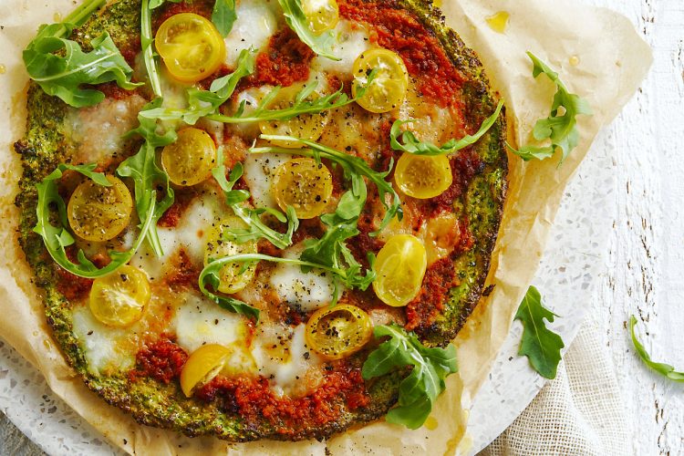 Pizza de brocoli à la mozzarella et tomates cerises