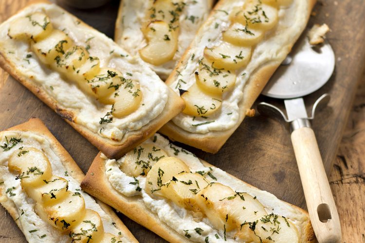 Pizzas sucrées aux pêches blanches, à la ricotta et à la menthe