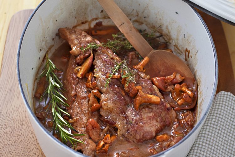 Pluma de porc ibérique en cocotte au thym, aux girolles et au jus vigneron