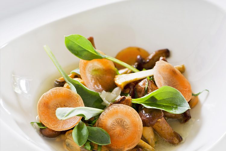 Poêlée de coquillages, girolles et feuilles d’huître