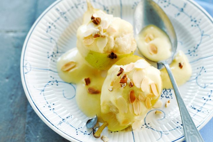 Poires pochées à la bière et aux amandes