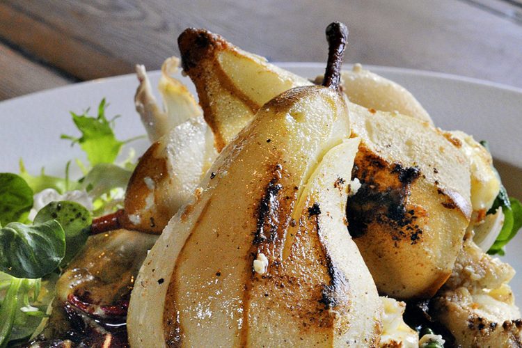 Poires rôties au persillé de Sainte-Foy, salades d’hiver