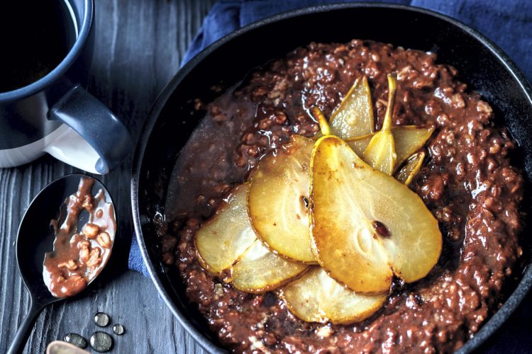 Porridge au chocolat et poire rôtie au gingembre