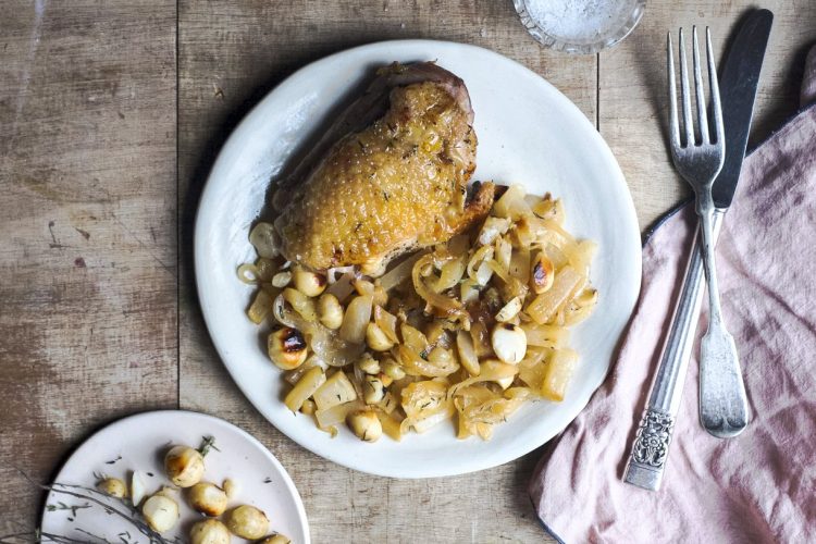 Poulet, compotée de navets et de poires, noix de macadamia