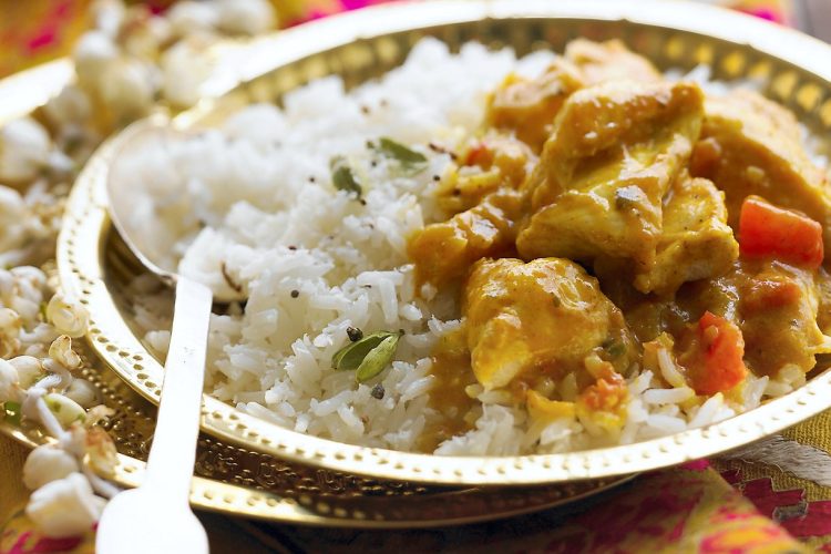 Poulet goan à la noix de coco et riz à la cardamome