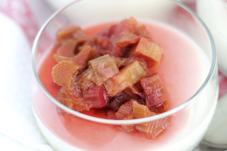 Rhubarbe pochée au jus de fraise épicé