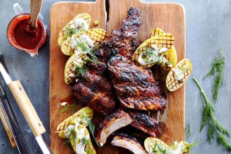 Ribs de porc laqués et grillés, pommes de terre au barbecue