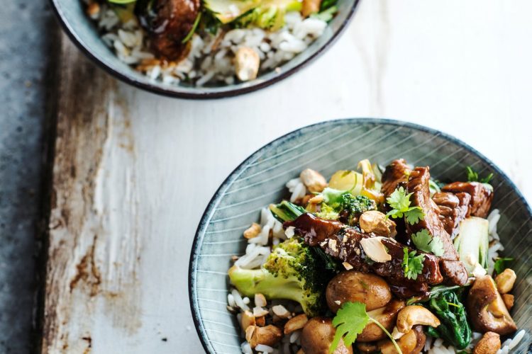 Riz au bœuf, champignons et noix de cajou