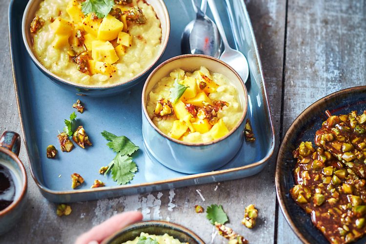 Riz au lait d’amande, mangue et nougatine de pistache