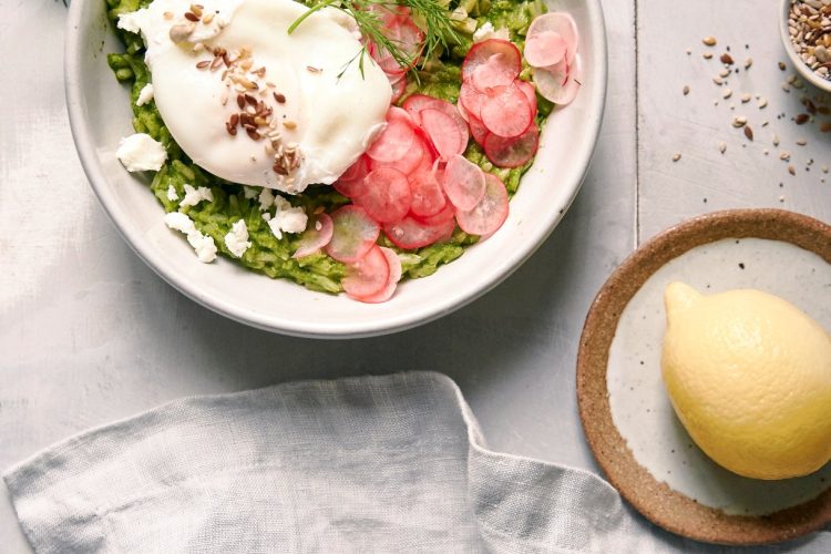 Riz complet au pesto, radis et parmesan