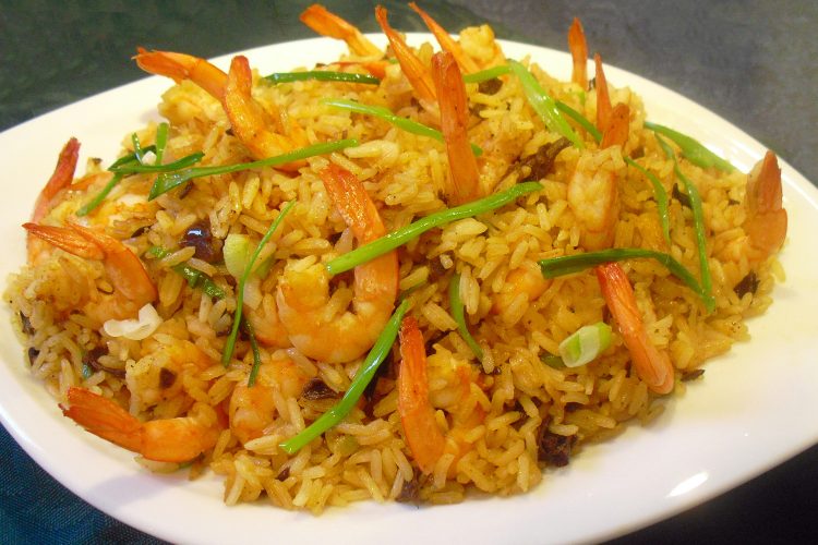 Riz pilaf aux crevettes, curcuma et lait de coco