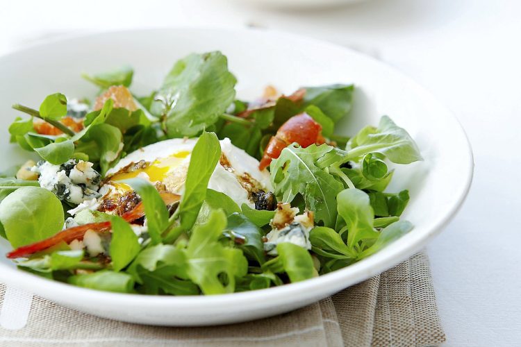 Roquette à l’œuf mollet et au Roquefort