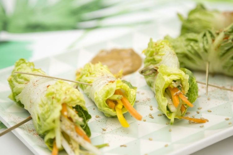 Rouleaux de légumes frais et sauce au beurre de cacahuètes