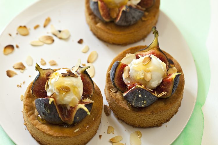 Sablé breton, figues au miel et glace au yaourt