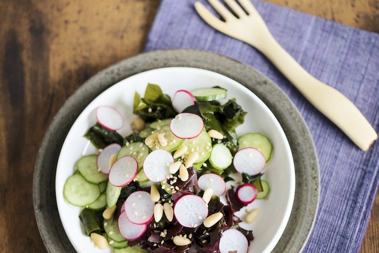 Salade croquante de dulse et wakamé, concombre et radis