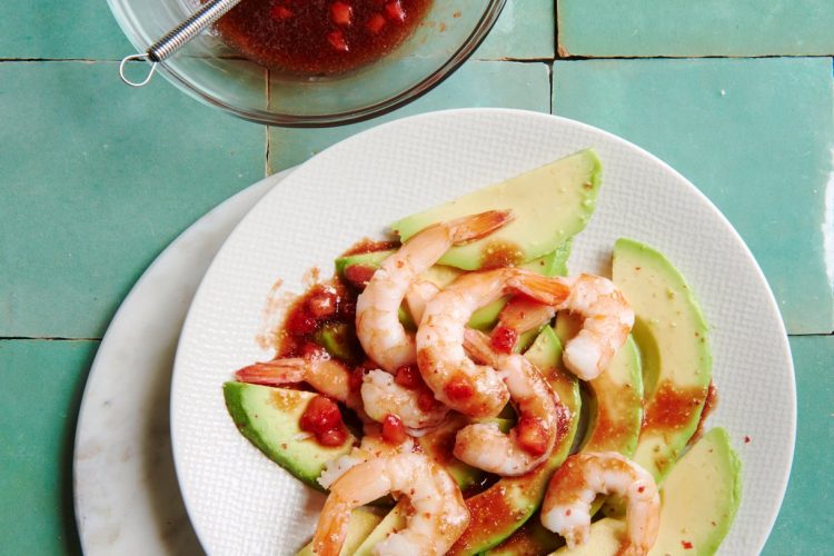 Salade d’avocats aux crevettes, vinaigrette à la fraise