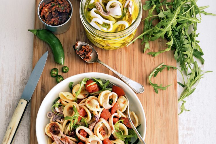 Salade d’orecchiette au pesto rouge et aux calamars marinés