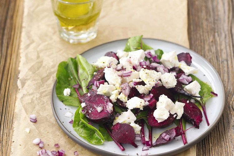 Salade de betteraves tièdes, feta et oignons rouges