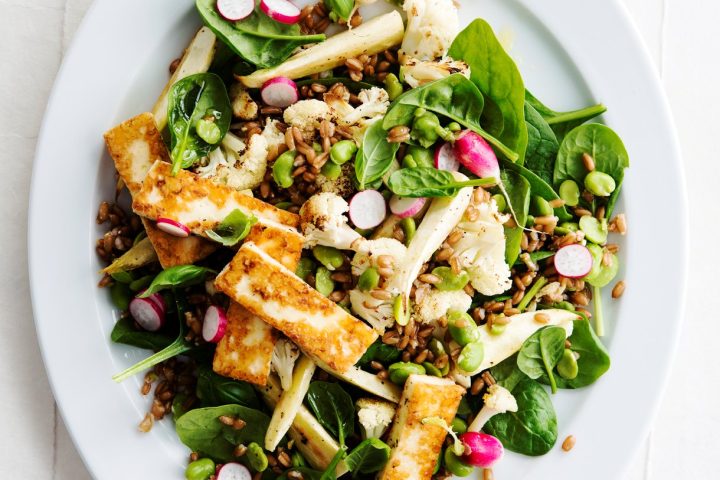 Salade de blé, légumes et halloumi