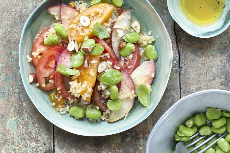 Salade de boulghour, tomates, fèves et pêches