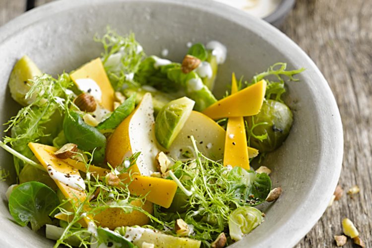 Salade de choux de Bruxelles aux poires et mimolette