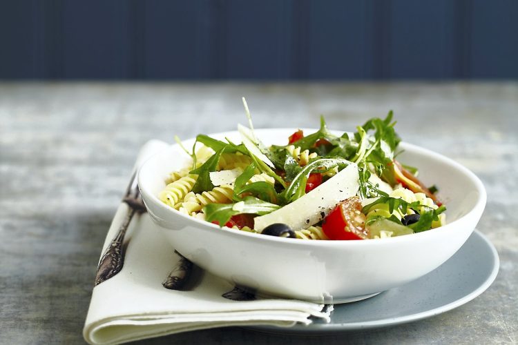 Salade de fusilli à la roquette, au parmesan et aux olives