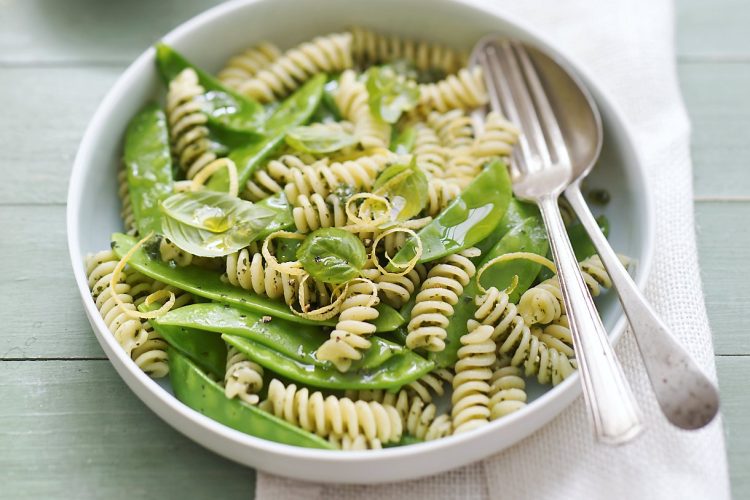 Salade de fusilli et pois mange-tout, au citron et au pesto