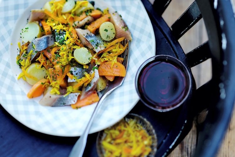 Salade de harengs aux patates douces et achards de légumes épicés