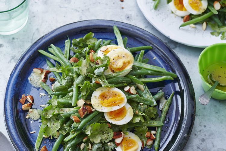 Salade de haricots verts, œuf, noisettes et cerfeuil