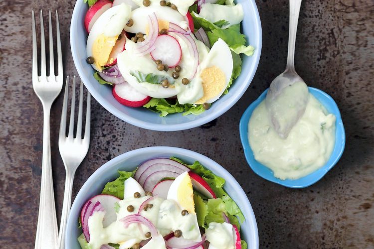 Salade de laitue aux radis, œufs et sauce au yaourt