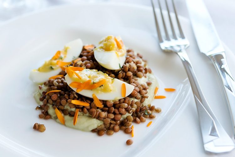 Salade de lentilles et crème d’avocats fumés