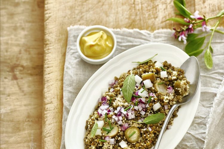 Salade de lentilles vertes, quinoa, radis noir et oignons rouges