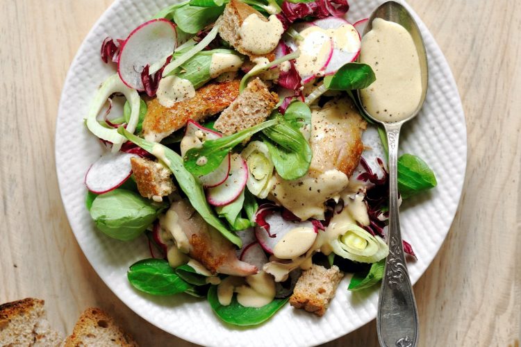 Salade de mâche au poulet, trévise et radis rose, sauce aux pois chiches