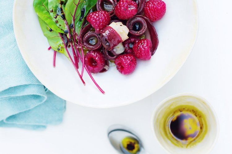 Salade de magret fumé aux pousses de betterave et framboises fraîches