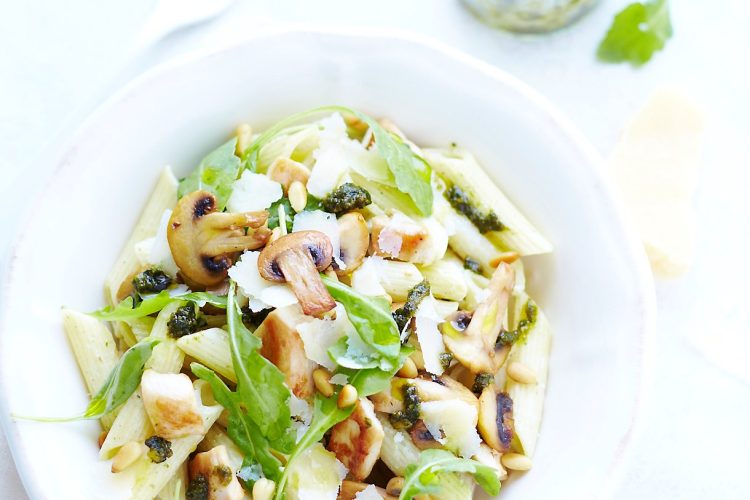 Salade de penne, pesto, poulet et champignons