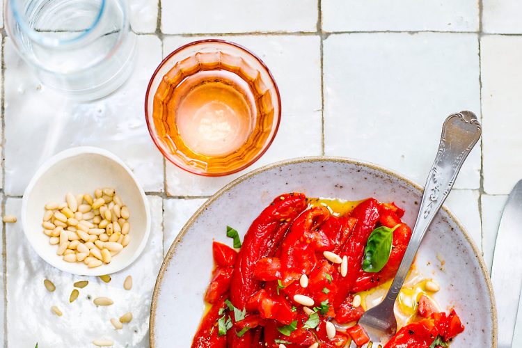 Salade de poivrons grillés aux tomates