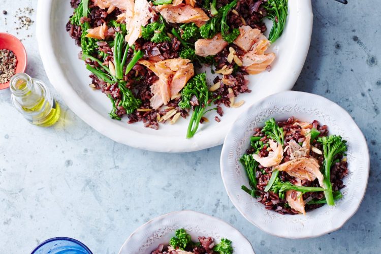 Salade de riz noir, brocolis et saumon