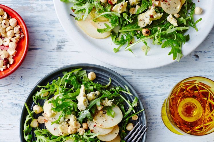 Salade de roquette, fourme d’Ambert, radis noir, poires et noisettes