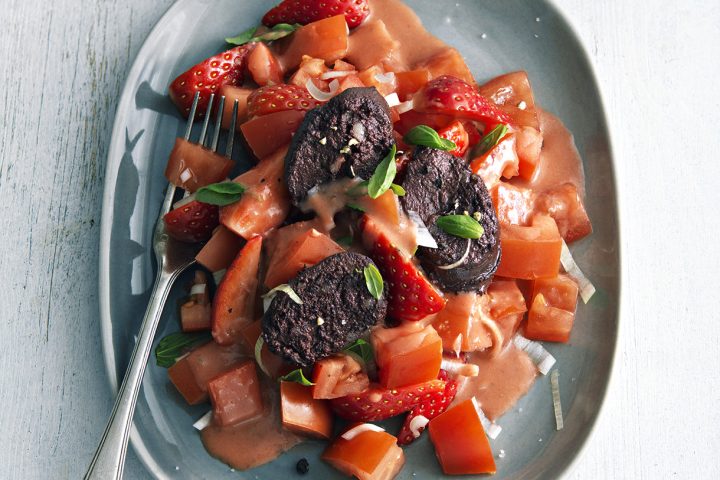 Salade de tomates, fraises et boudin noir