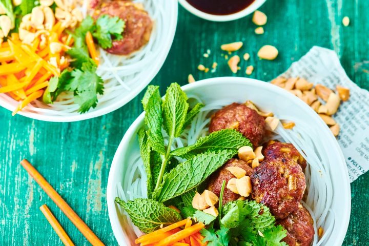 Salade de vermicelles de riz et boulettes de porc haché (bun cha)