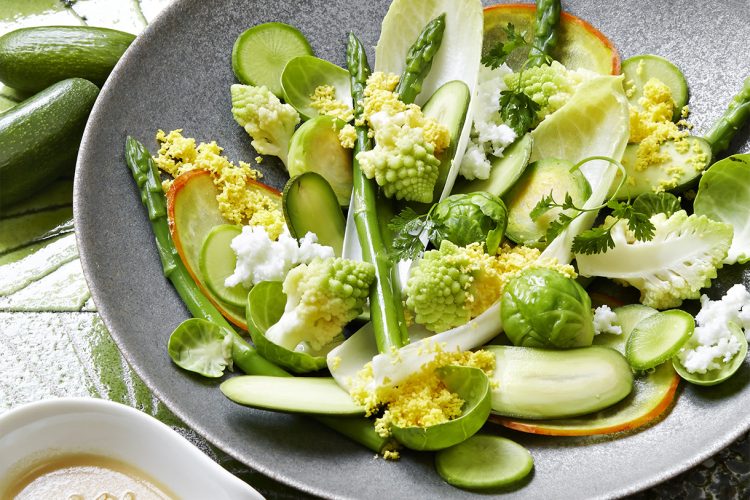 Salade mimosa et mini-avocats, vinaigrette à la crème de sésame