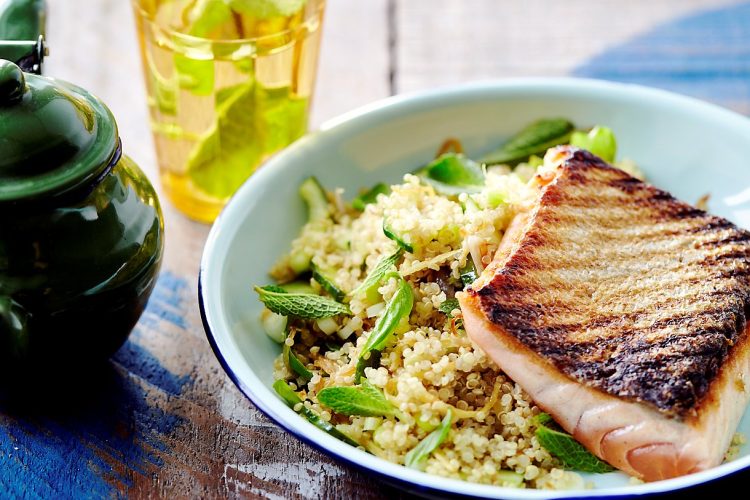 Saumon grillé, quinoa au concombre et à la menthe