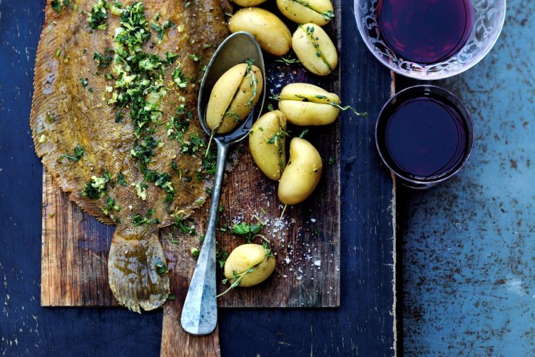 Soles meunières et pommes grenaille en vapeur de thym