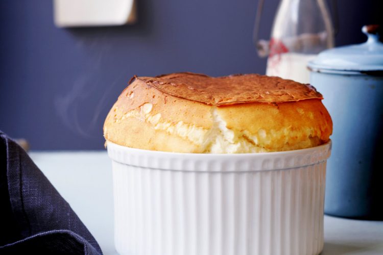 Soufflés au chèvre, frisée à la poire