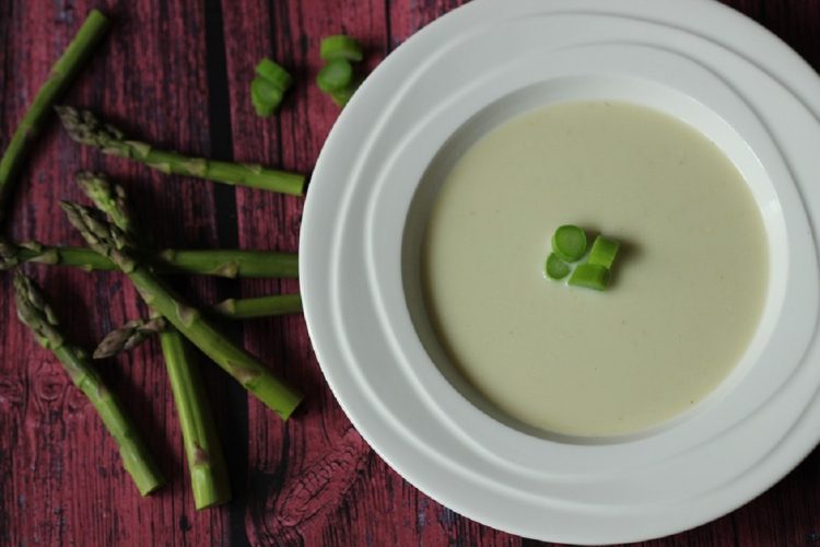 Velouté d’asperges et beaufort