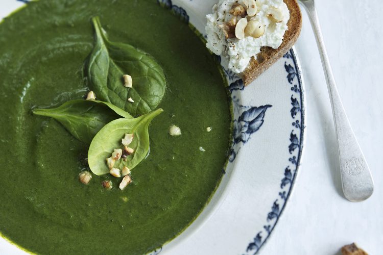 Soupe d’épinards et tartine de chèvre aux noisettes