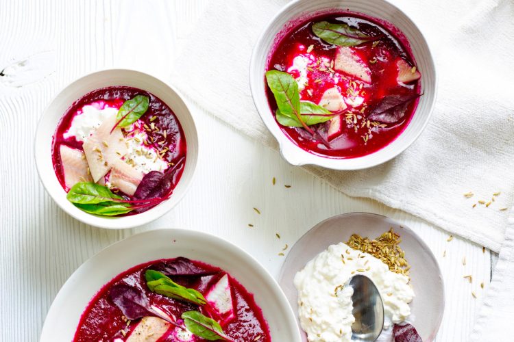 Soupe de betterave-poireaux, au cottage cheese et anguille fumée